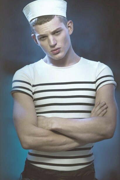 Maglietta a righe di ispirazione militare, minimal