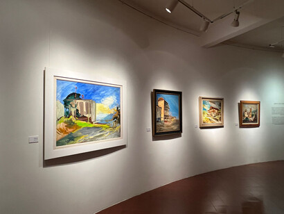 Entre las piezas exhibidas destacan composiciones inspiradas en el imaginario del Popol Vuh y en el inframundo de Xibalbá, donde el artista reinterpretó símbolos ancestrales desde una perspectiva contemporánea