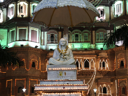 Ahilyabai Holkar Statue in front of Rajwada