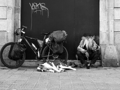 Amid urban abundance, this man’s isolation exposes the widening chasm between prosperity and survival in modern capitalist societies