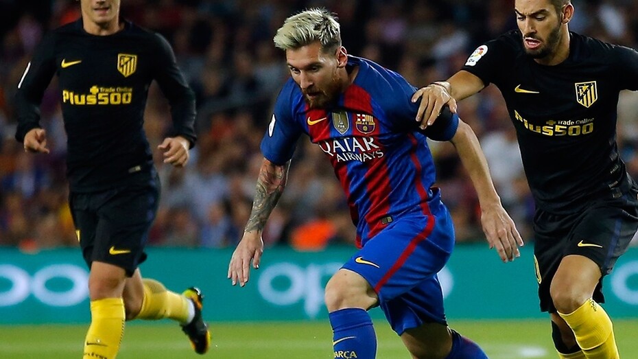 Leo Messi controla un balón en el encuentro entre Barcelona y Atlético de Madrid