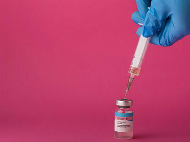 Una vacuna sobre un fondo rosa destaca la importancia de la medicina preventiva y las vacunas