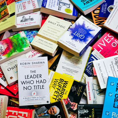 Libros de autoayuda: la exigencia es demasiada política. Nos piden cómo pensar, cómo actuar y poco a poco, nos vamos perdiendo