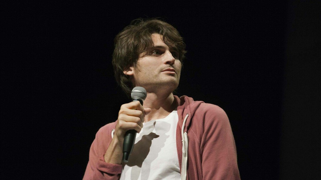 Scatto di Angelo Duro durante una performance