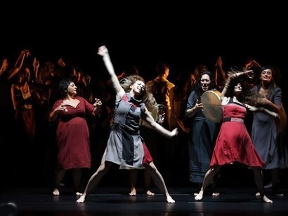 Foto di una scena di Cantata, su coreografia di Mauro Bigonzetti @assurd.official