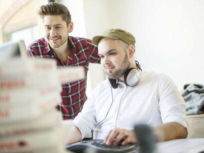 A los millenials no les queda otra que ser multitarea