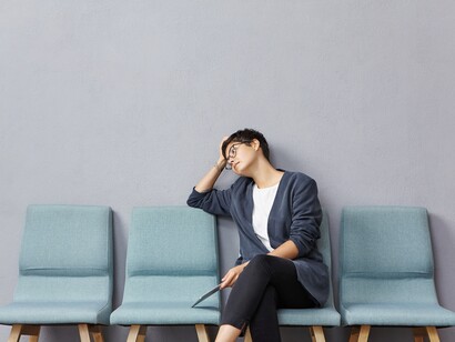 In quel silenzio, le emozioni oscillano tra speranza e incertezza, alimentando l'ansia di sapere cosa accadrà