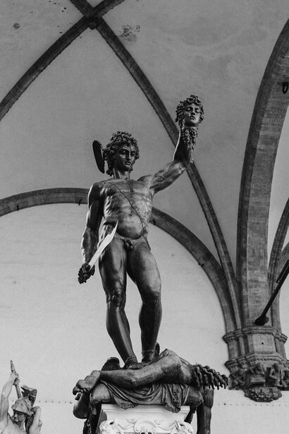Escultura de bronze feita por Benvenuto Cellini (novembro de 1500 – fevereiro de 1571). A cabeça de Medusa degolada e exposta por Perseu, eternizada na tradição artística como imagem de horror e poder, revela a dimensão simbólica da decapitação: não apenas eliminar o inimigo, mas transformá-lo em emblema — um aviso petrificado de que o poder pode ser absoluto e a violência, espetáculo