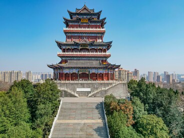 O histórico Pavilhão do Príncipe Teng se destaca diante da vibrante paisagem urbana de Jiujiang. Tradição e modernidade convivem em uma das imagens mais representativas da transformação chinesa