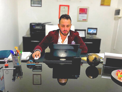 Il compositore Salvatore Frega nel suo ufficio dell’Accademia musicale della Versilia che ha fondato nel 2017