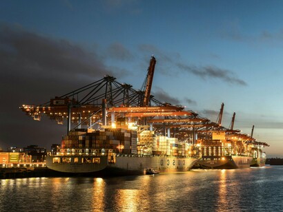 Navio cargueiro. O lado mais necessitado de melhorias das suas realidades macroeconómicas, dentre elas produtividade e distribuição de riqueza, sofreu resistências intransponíveis internas. Políticas executadas e apenas estas, para desconstruir ou neutralizar o que depois veio a dar continuidade 