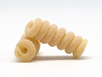 Fusilli bucati corti. La pasta è un simbolo di convivialità in Italia, un piatto che unisce famiglie e amici attorno alla tavola
