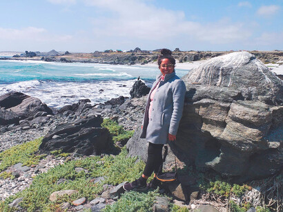Carolina Aliaga, camino a la playa Barranca en Punta de Choros en la Región de Coquimbo, Chile  