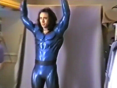Nicholas Cage probándose el traje de Superman