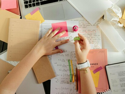 Uma coisa foi a licenciatura, onde a cada semestre tínhamos cinco disciplinas diferentes, para as quais estudávamos e fazíamos trabalhos e, no fim do semestre, tínhamos a nota. E no próximo, a mesma coisa. Numa dissertação não é bem assim, há muita tendência em deixar as coisas andarem
