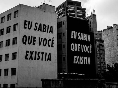 Distribuída em diferentes blocos, a mensagem só se completa no conjunto assim como a leitura que constrói sentidos a partir de fragmentos. Cada palavra encontra no leitor a possibilidade de ganhar vida