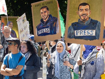 Tutti e tre i giornalisti sono stati uccisi mentre riportavano la notizia dall’interno di Gaza durante il conflitto. I ritratti, che li raffigurano con i giubbotti da stampa, rendono omaggio ai reporter in prima linea a Gaza nel contesto di quello che le organizzazioni per la libertà di stampa hanno descritto come uno dei conflitti più letali per i giornalisti nella storia moderna