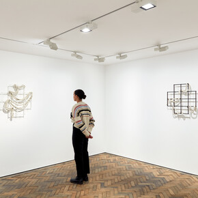 Ricky Swallow, Sand in My Joints, Modern Art Bury Street, exhibition view, 7 April - 14 May 2022. Photo: Robert Glowacki. Courtesy: the artist and Modern Art, London. 