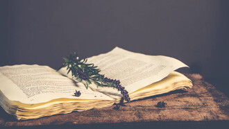 Libro abierto encima de una mesa rústica. Ernesto González Bermejo (Montevideo, 1932-1993) fue un escritor y periodista cultural uruguayo