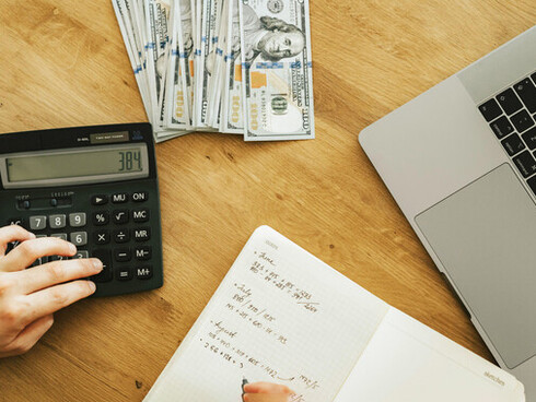 Un buen dinero debe cumplir con características clave como escasez, divisibilidad, homogeneidad, durabilidad y transportabilidad