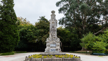 Monumento dedicado a Rosalía en la Alameda de Santiago de Compostela