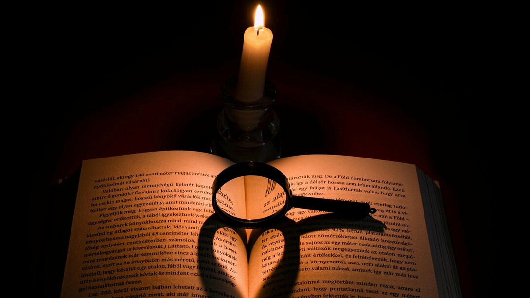 Desacelerando na bruma destes dias tumultuosos e carregados de incertezas não significa desmaterializar ou erodir a narrativa, não cerceia o cronista ou o impede de narrar…Também não o endeusa ou torna em oráculo délfico e tronitruante, apenas e talvez revele o escriba destes dias ora de espanto ora de expectativa… Tantas vezes danado de tanta convulsão e por ela desmerecido e esquecido…
