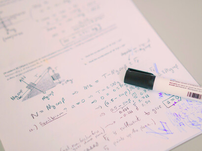 Si bien Einstein sembró la semilla para la ruptura del paradigma gravitacional de Newton, la disposición y contribución de quienes le acompañaron no resulta menor