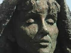 Estátua da Santa localizada na Abadia Beneditina de Santa Hildegarda em Eibingen, Alemanha. A meu ver era uma mulher feminista, que lutava pelos direitos da mulher, além de enfrentar dificuldades pela doença que apresentava desde a infância. Lutou para ser aceita com suas qualidades, e provar que não possuía uma demência e sim um dom. E é por esse último que resolvi falar sobre suas visões e o numinoso