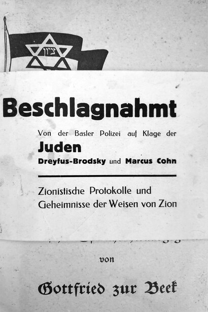 Copia de «Los protocolos de los sabios de Sion» confiscada por la policía de Basilea tras la denuncia de los judíos Dreyfus-Brodsky y Marcus Cohn, 1933, en la colección del Museo Judío de Suiza