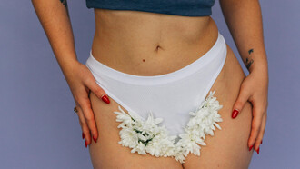 A ginecologia natural é uma prática que resgata conhecimentos ancestrais femininos para tratar desequilíbrios de saúde e promover o bem-estar integral das mulheres, valorizando sua conexão com o corpo, a mente e a espiritualidade