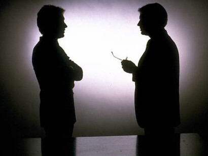 Conversación en la sombra