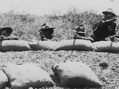 Un joven desconocido se echó sobre la espalda una pesada laja sobre la cual rebotaban los disparos de los realistas