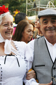 Madrileños ataviados para la fiesta de la Paloma