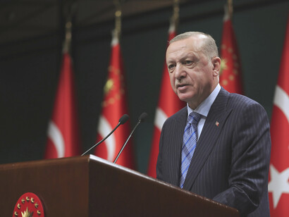 Después del intento de golpe de Estado de Turquía de 2016, y gracias a su victoria en las elecciones presidenciales de Turquía de 2018, Erdoğan asumió una amplia gama de nuevos poderes aprobados en un referéndum constitucional de 2017