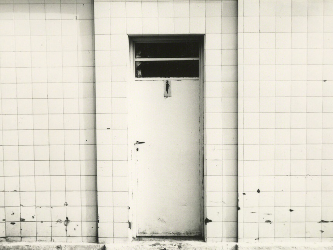 Facundo de Zuviría, Baño Caballeros, Parque Lezama, 1984. Courtesy of Josée Bienvenu