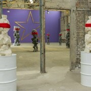 Kendell Geers, Guardians of the Flesh Spirit 40, 2011, résine, barils de pétrole - 200 cm chacun; sculpture seul: 100 x 35 x 34 cm,Courtesy Galleria Continua, San Gimignano/Beijing/Le Moulin, Photo by Oak Taylor-Smith