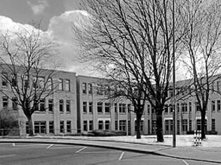 École professionnelle de technologie à Aachen en Allemagne, par Mies van der Rohe