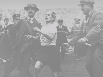 Dorando Pietri, alle Olimpiadi di Londra del 1908 cadde a terra a 200 metri dal traguardo 
