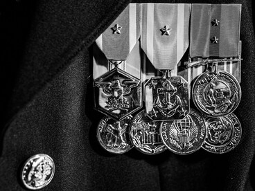 Detalle de las medallas y distintivos que adornan el uniforme de un militar