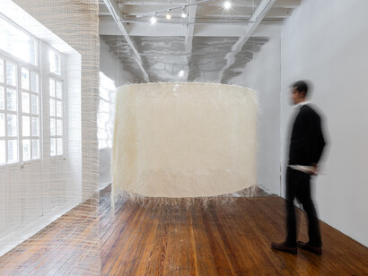 Marie Hazard, La sombra que teje en mí, vista de exhibición. Cortesía de la Galería Mascota