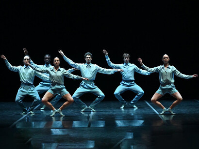 Mattia Marzi, Zarah Frola, Lisa Malaguti, Filippo Ferrari, Daniele Natale, Christopher Nwagwu Nnamdi del Balletto di Parma in “Autarchia” del coreografo Roberto Doveri 