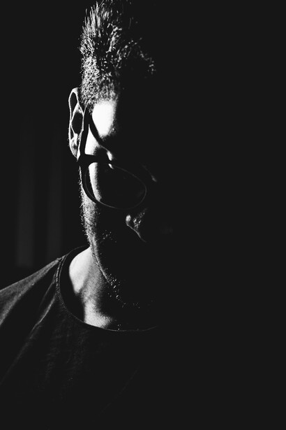 Sensibilità emozionale. Le persone altamente sensibili (PAS) posseggono una maggiore reattività agli stimoli interni ed esterni (come dolore e luce), e hanno un’intensa sensibilità emozionale
