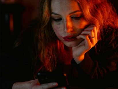 Mulher se deprime com redes sociais. Nestes tempos de redes sociais, realizar uma autocomparação parece ainda mais desafiador. Como olhar para nossa trajetória pessoal e profissional atualmente e nos avaliarmos de acordo com padrões pessoais de desenvolvimento? Como valorizar nossas contribuições para a sociedade considerando “apenas” o que realizamos quando trabalhávamos em uma dada organização? 