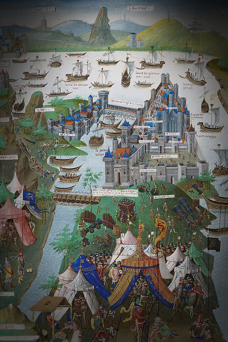 Caduta di Costantinopoli dai "Voyages d'Outremer" di Bertrandon de la Broquière, Bibliothèque nationale de France, manoscritto Français 9087 (folio 207v). L'esercito turco di Mehmet II attacca Costantinopoli nel 1453. Alcuni soldati puntano i cannoni verso la città e altri trascinano le barche verso il Corno d'Oro