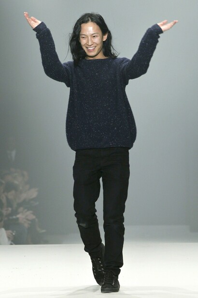 Alexander Wang saluda desde la pasarela