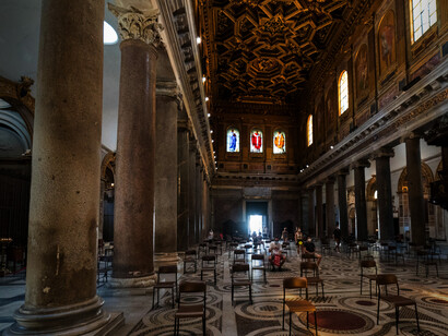 Interno, le colonne provengono dalle Terme di Caracalla, foto Claudio Bernardini