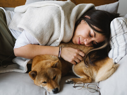 Épuisement. Il est question de grands principes de vie comme l’importance de la solitude, de savoir dire non et de s’écouter, ou qu’il soit juste question de déculpabiliser nos dimanches après-midi affalé·es sur le canapé à commander du poulet frit devant un marathon de films