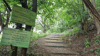 Signos poéticos en la Salida San Donato-Sentiero Alda Merini entre Como y Brunate. Lago Como: "Camino de la Poesía", Italia