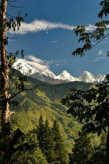 Munsyari is a scenic hill town located in the Pithoragarh district of Uttarakhand, India, known for its breathtaking Himalayan views and trekking routes
