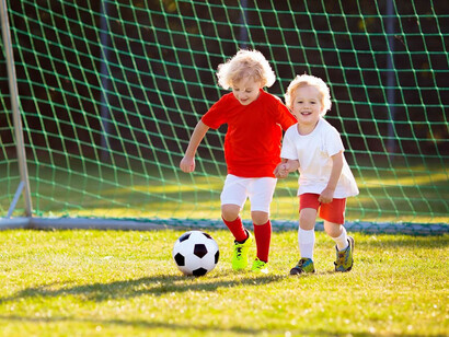 Niños jugando fútbol: los niños empiezan a hacer deporte como un medio de diversión y disfrute